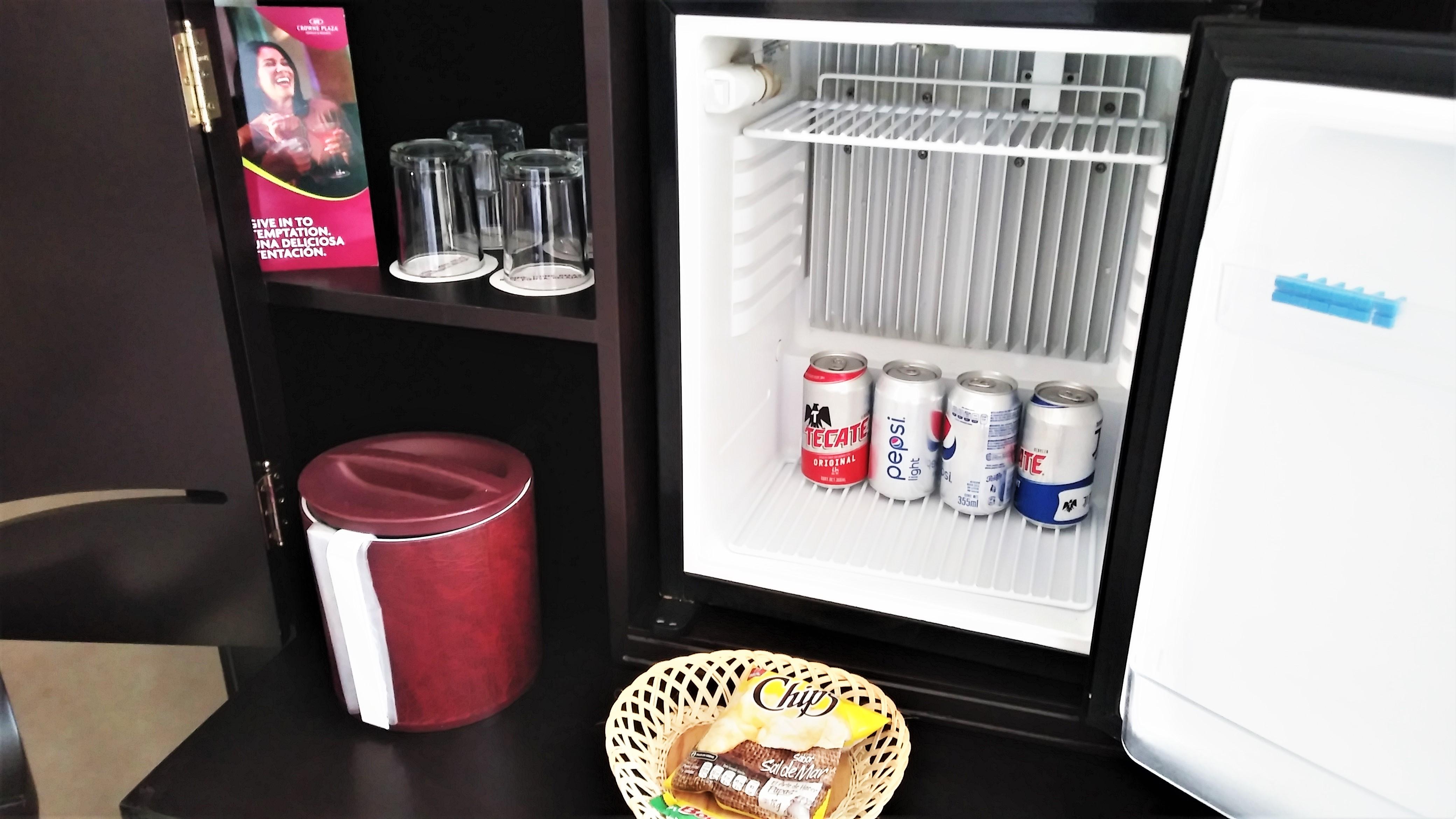 โรงแรมคราวน์ พลาซา เด เม็กซิโก เม็กซิโกซิตี้ ภายนอก รูปภาพ A mini-bar in a hotel room