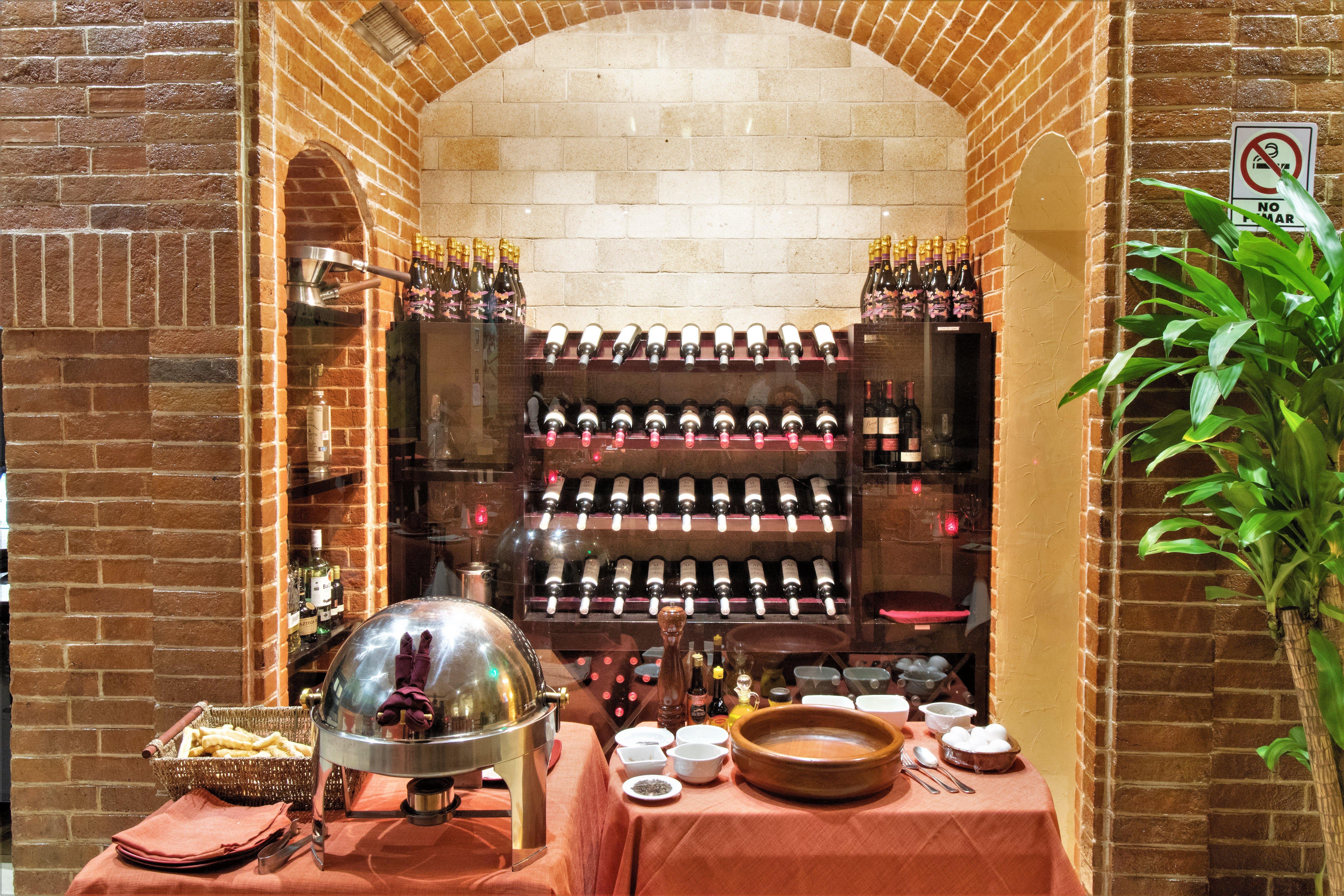 โรงแรมคราวน์ พลาซา เด เม็กซิโก เม็กซิโกซิตี้ ภายนอก รูปภาพ Wine cellar