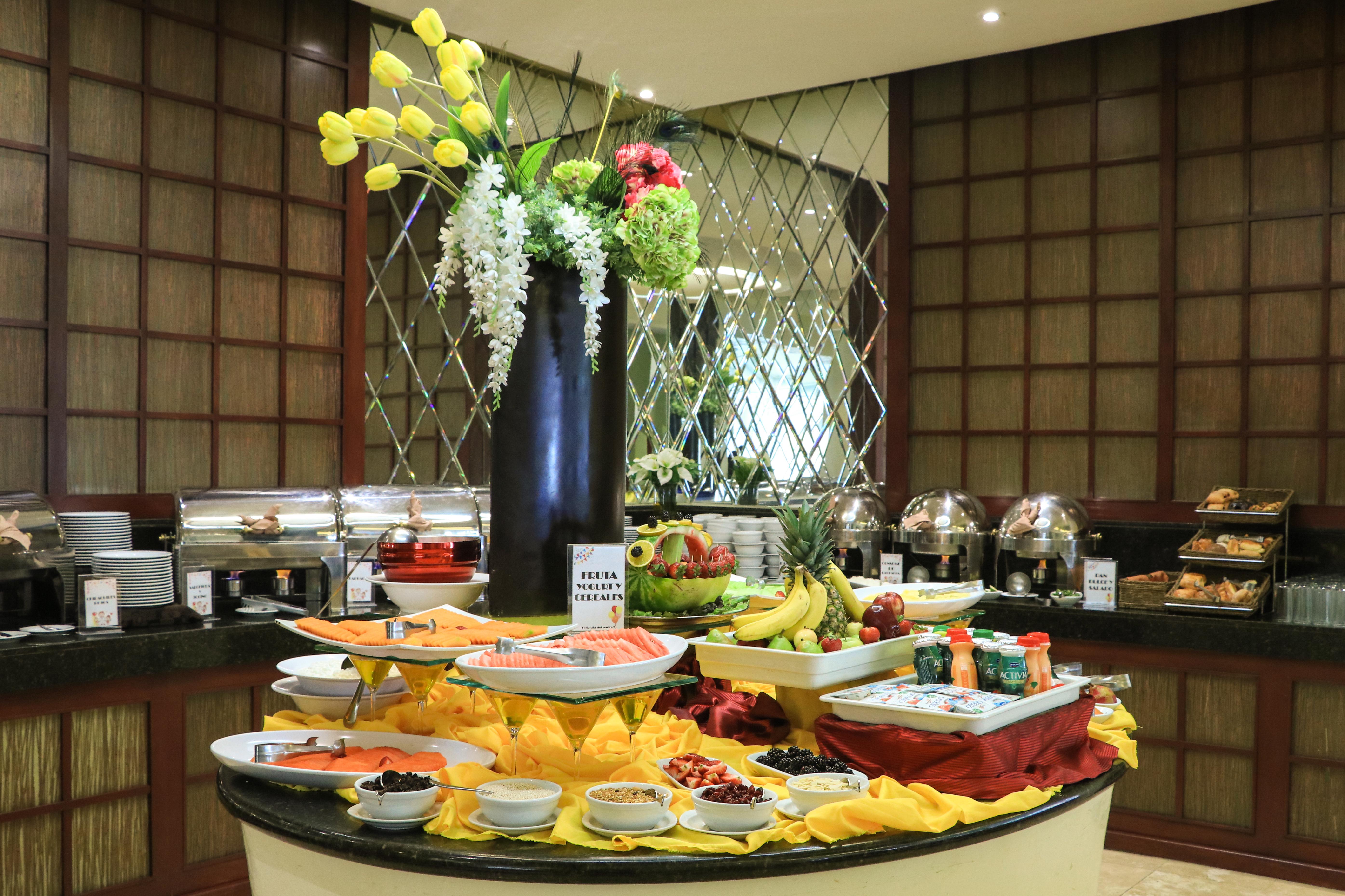 โรงแรมคราวน์ พลาซา เด เม็กซิโก เม็กซิโกซิตี้ ภายนอก รูปภาพ A fruit salad buffet
