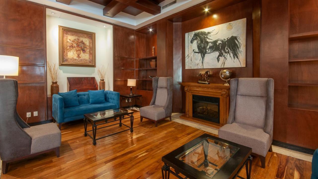 โรงแรมคราวน์ พลาซา เด เม็กซิโก เม็กซิโกซิตี้ ภายนอก รูปภาพ The living room of the presidential suite