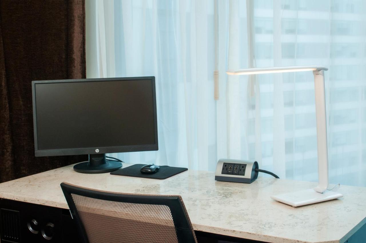 โรงแรมคราวน์ พลาซา เด เม็กซิโก เม็กซิโกซิตี้ ภายนอก รูปภาพ A modern LED desk lamp