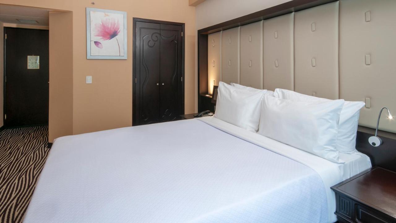 โรงแรมคราวน์ พลาซา เด เม็กซิโก เม็กซิโกซิตี้ ภายนอก รูปภาพ A bedroom at the hotel