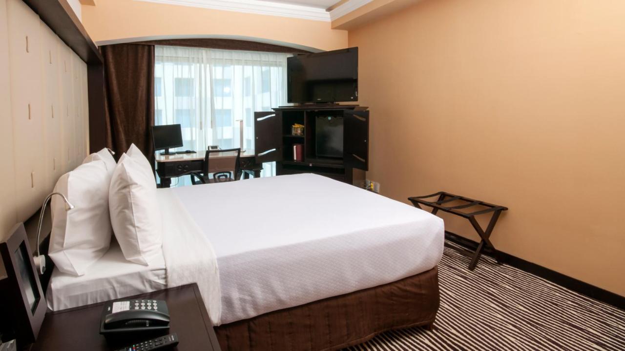 โรงแรมคราวน์ พลาซา เด เม็กซิโก เม็กซิโกซิตี้ ภายนอก รูปภาพ A typical room at the hotel
