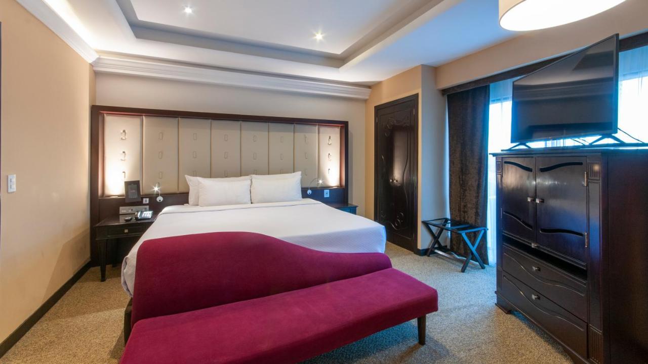 โรงแรมคราวน์ พลาซา เด เม็กซิโก เม็กซิโกซิตี้ ภายนอก รูปภาพ A bedroom at the hotel